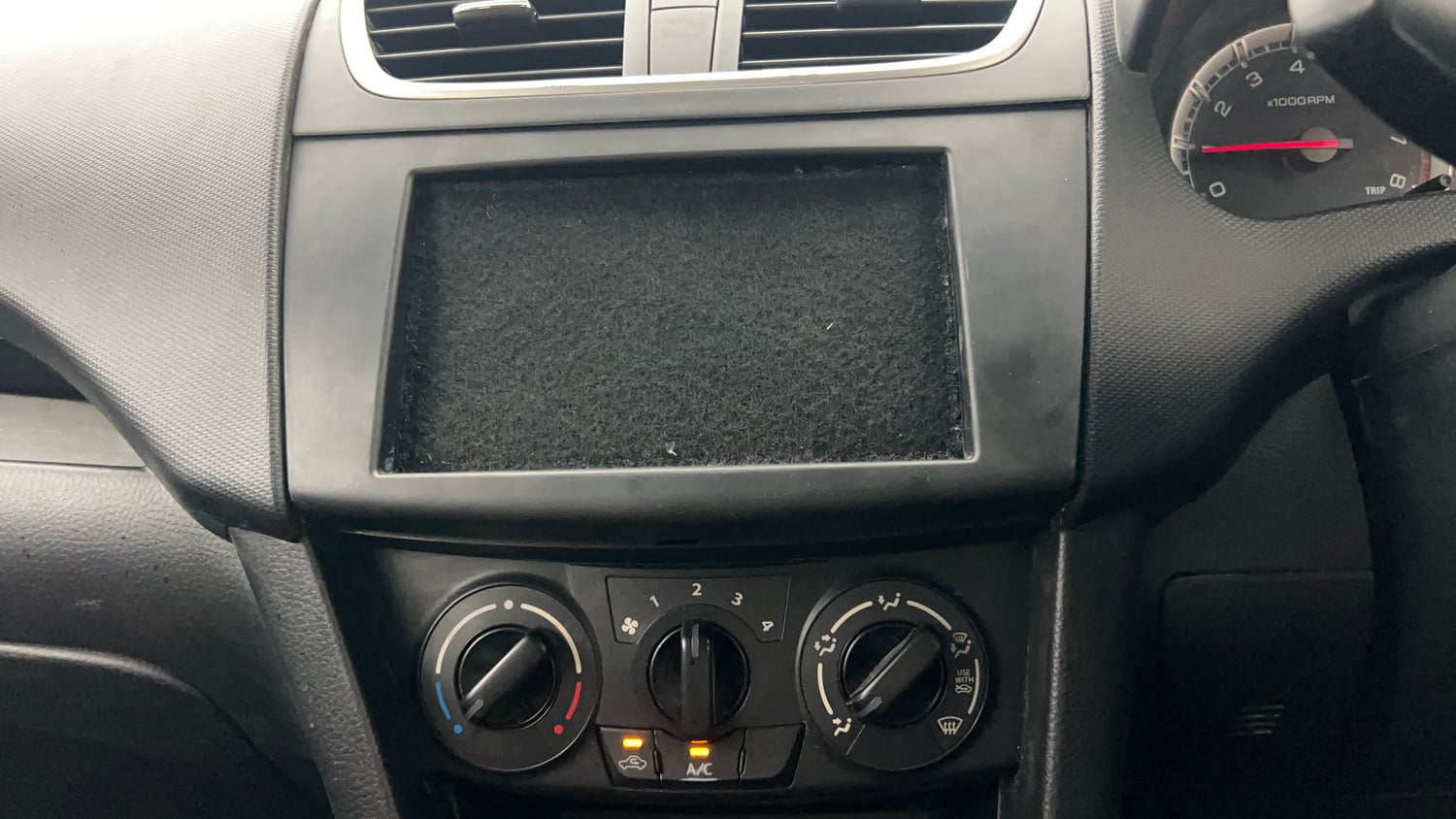 Used 2013 Maruti Suzuki Swift VXi Petrol Manual interior MUSIC SYSTEM & AC CONTROL VIEW