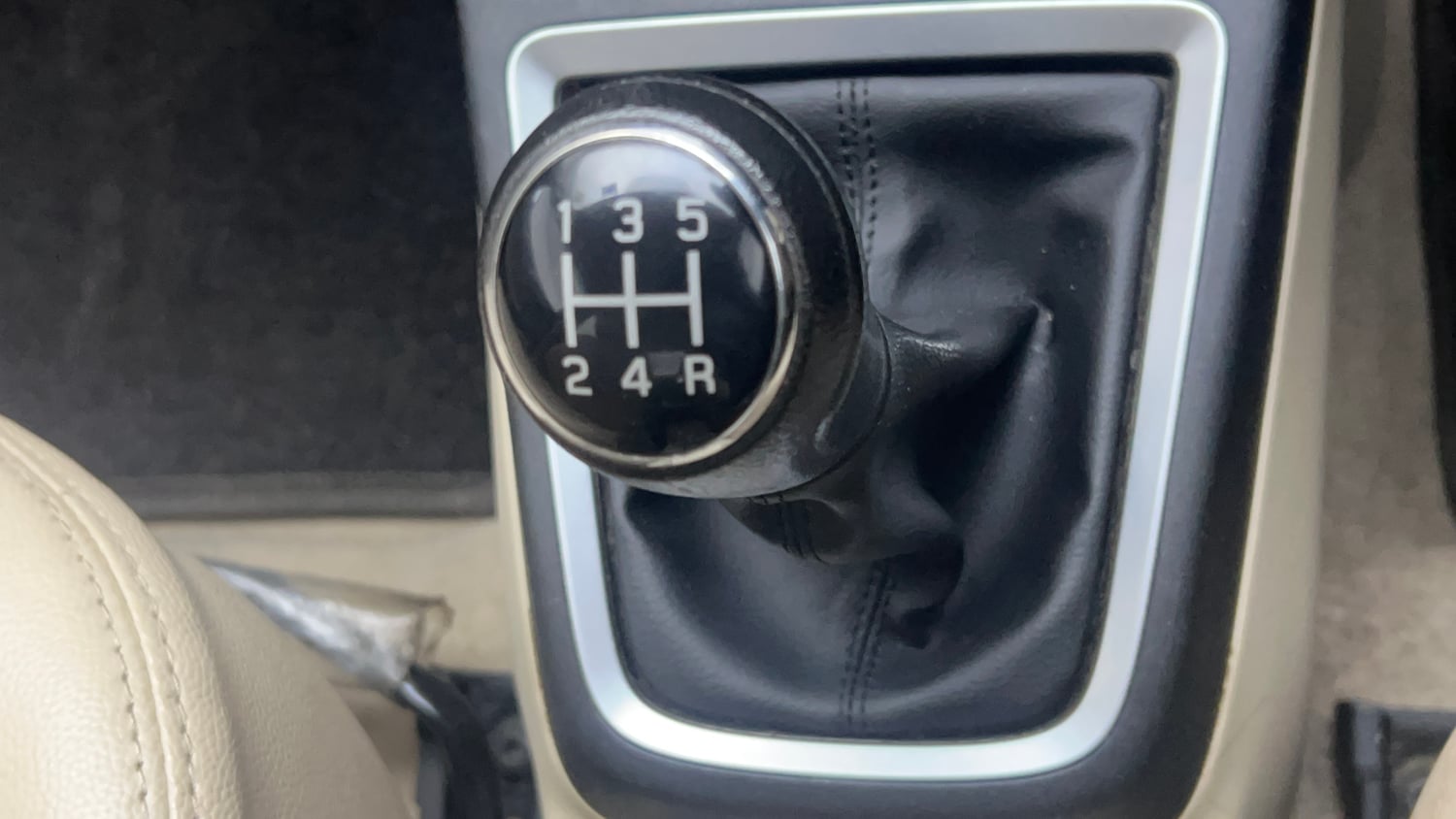 Used 2022 Maruti Suzuki Dzire VXi CNG Cng Manual interior GEAR  KNOB VIEW