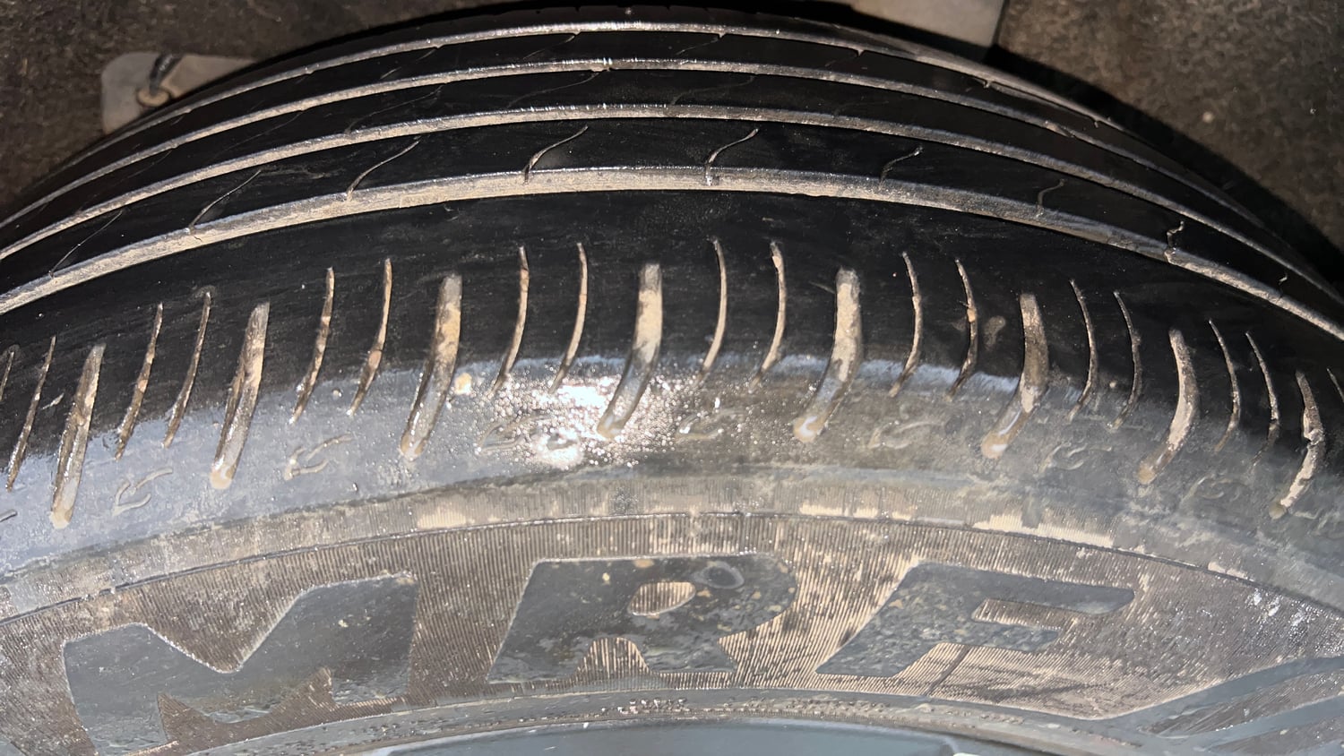 Used 2022 Mahindra XUV700 AX 7 Petrol AT Luxury Pack 7 STR Petrol Automatic tyres LEFT REAR TYRE TREAD VIEW