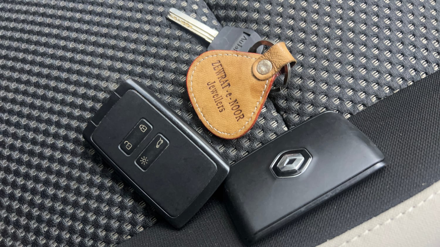 Used 2022 Renault Triber RXZ Petrol Manual extra CAR KEY VIEW