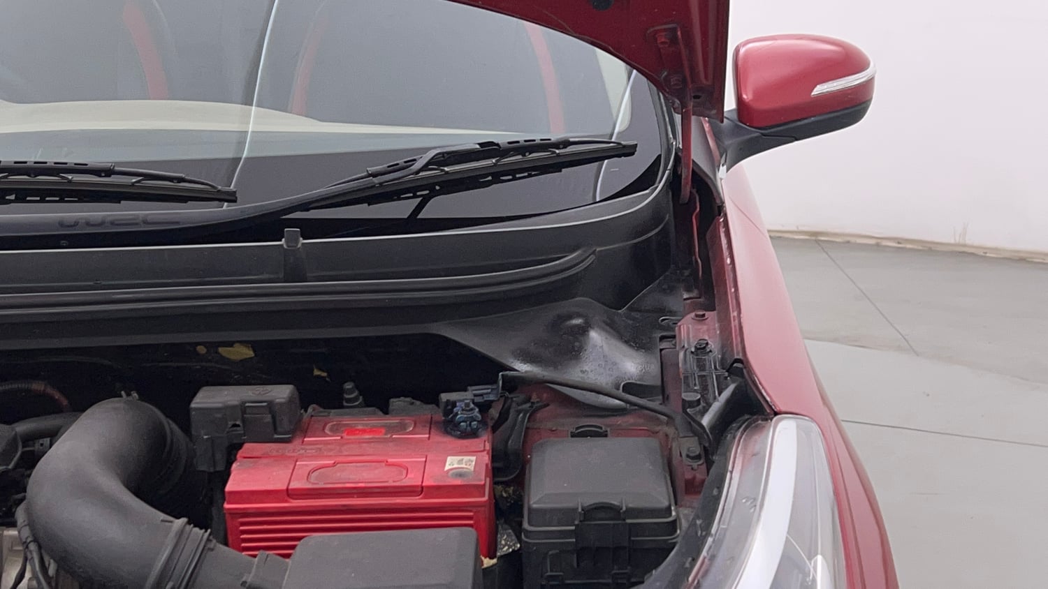 Used 2015 Hyundai Elite i20 Asta 1.4 CRDI Diesel Manual engine ENGINE LEFT SIDE HINGE & APRON VIEW