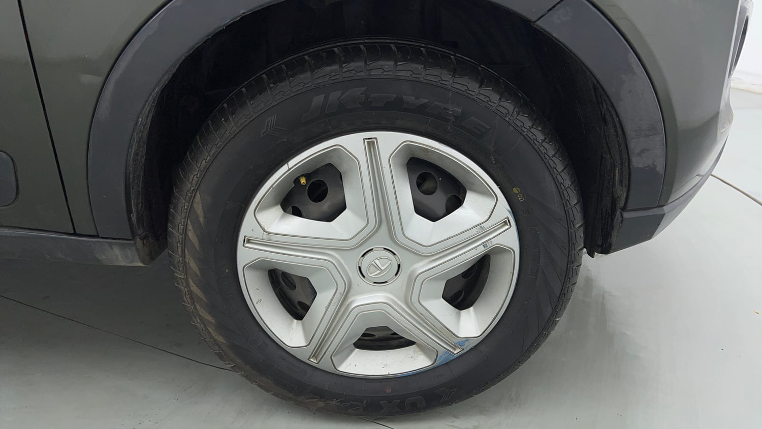 Used 2020 Tata Nexon XMA Petrol Automatic tyres RIGHT FRONT TYRE RIM VIEW