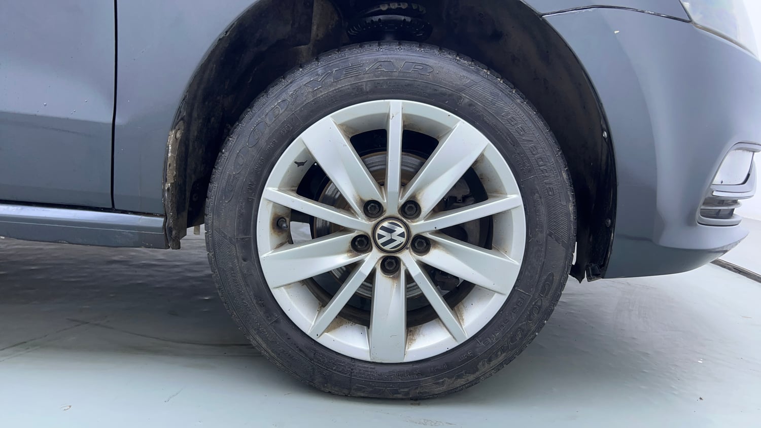 Used 2015 Volkswagen Polo Highline1.2L (P) Petrol Manual tyres RIGHT FRONT TYRE RIM VIEW