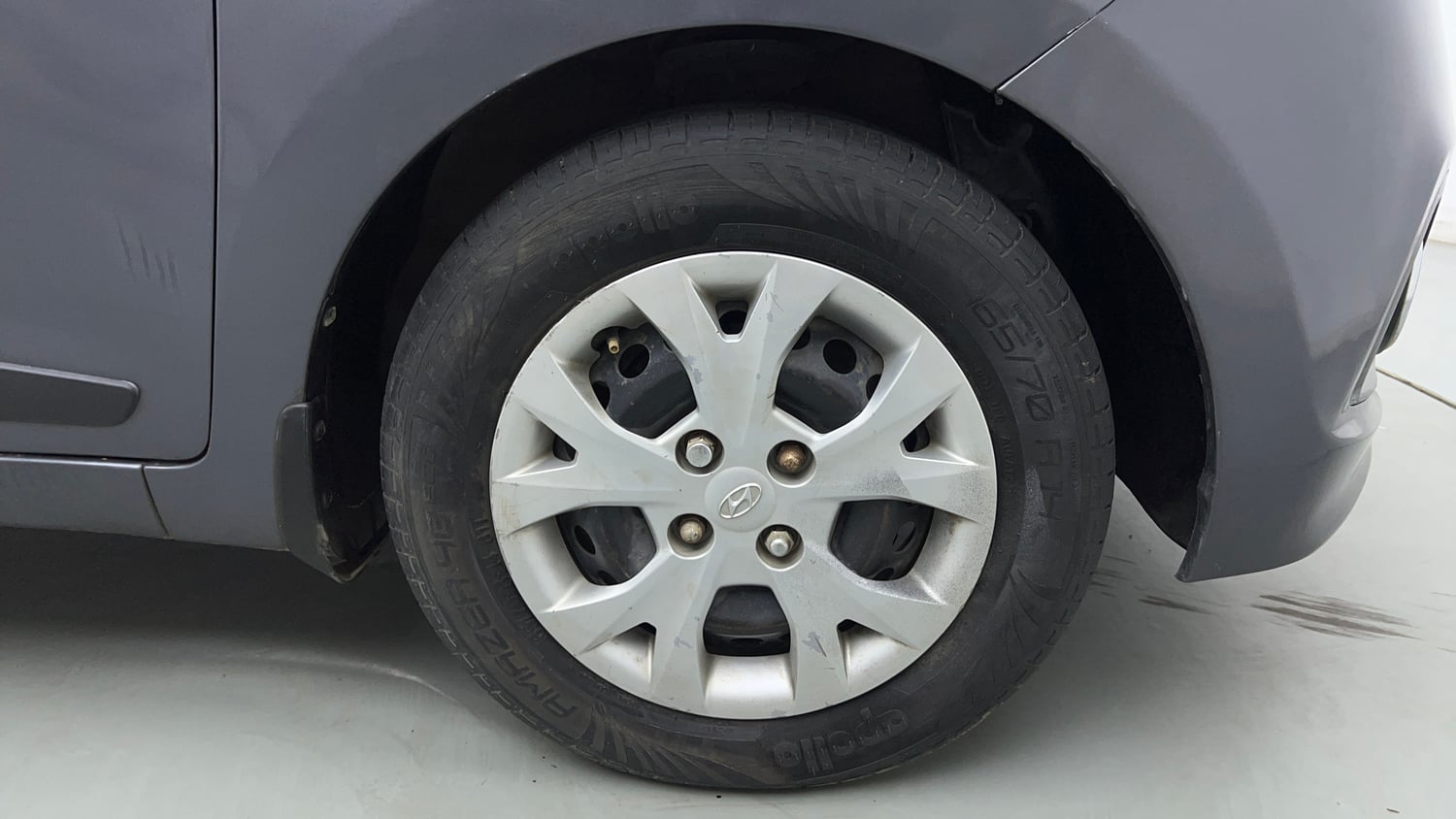 Used 2016 Hyundai Grand i10 Sportz 1.2 Kappa VTVT Petrol Manual tyres RIGHT FRONT TYRE RIM VIEW