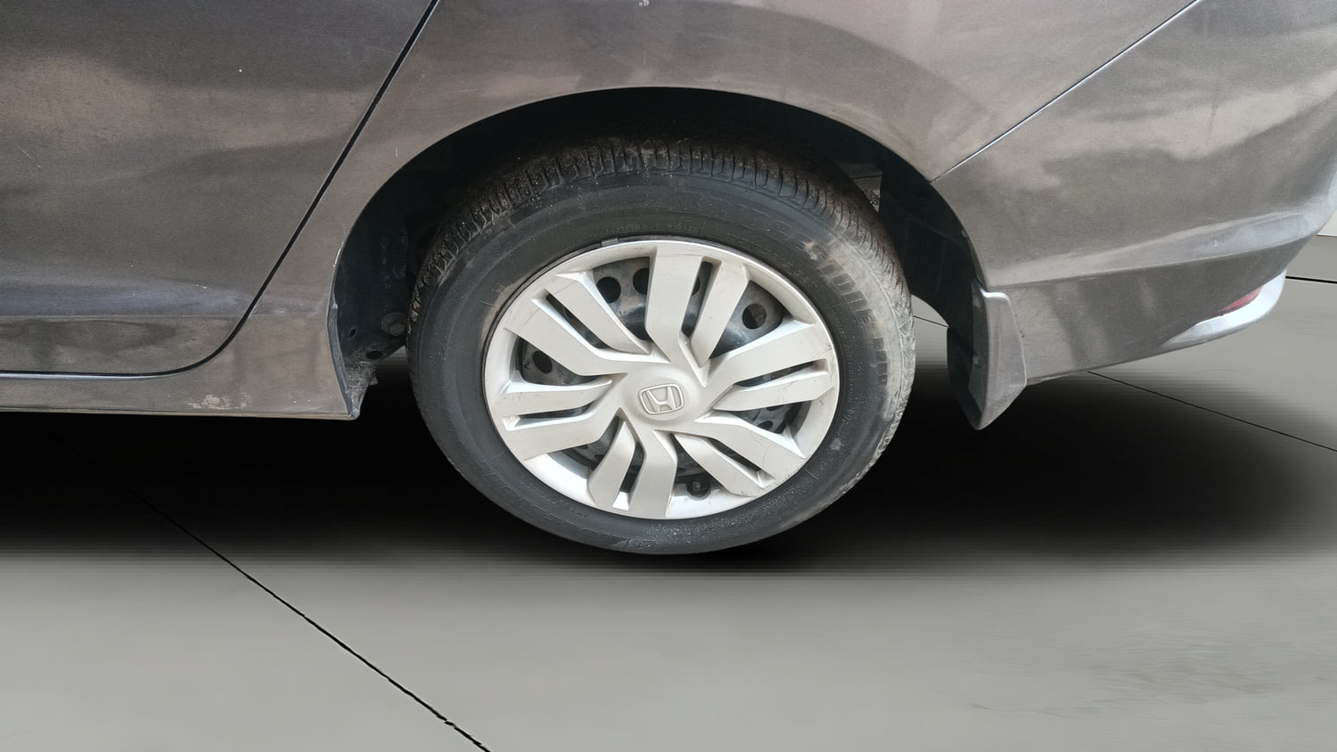 Used 2015 Honda City SV Petrol Manual tyres LEFT REAR TYRE RIM VIEW
