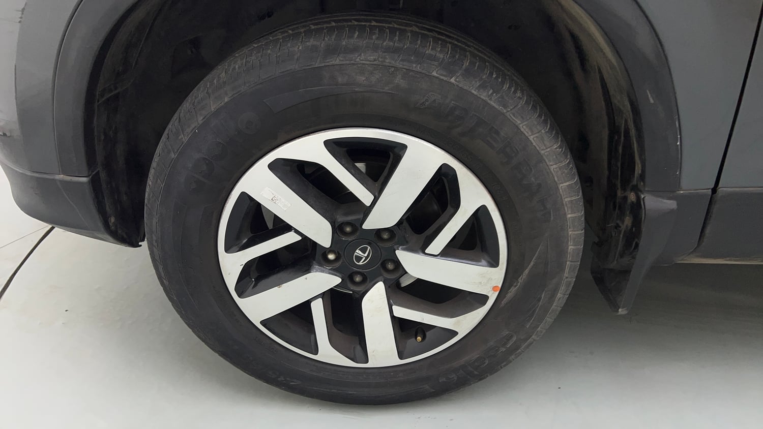 Used 2023 Tata Harrier XZA Plus Diesel Automatic tyres LEFT FRONT TYRE RIM VIEW