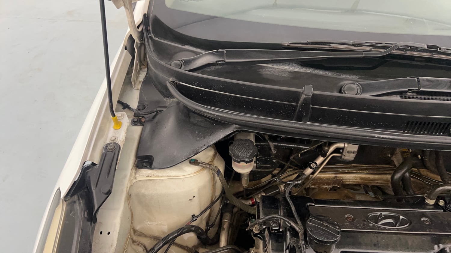 Used 2015 Hyundai Elite i20 Magna 1.2 Petrol Manual engine ENGINE RIGHT SIDE HINGE & APRON VIEW