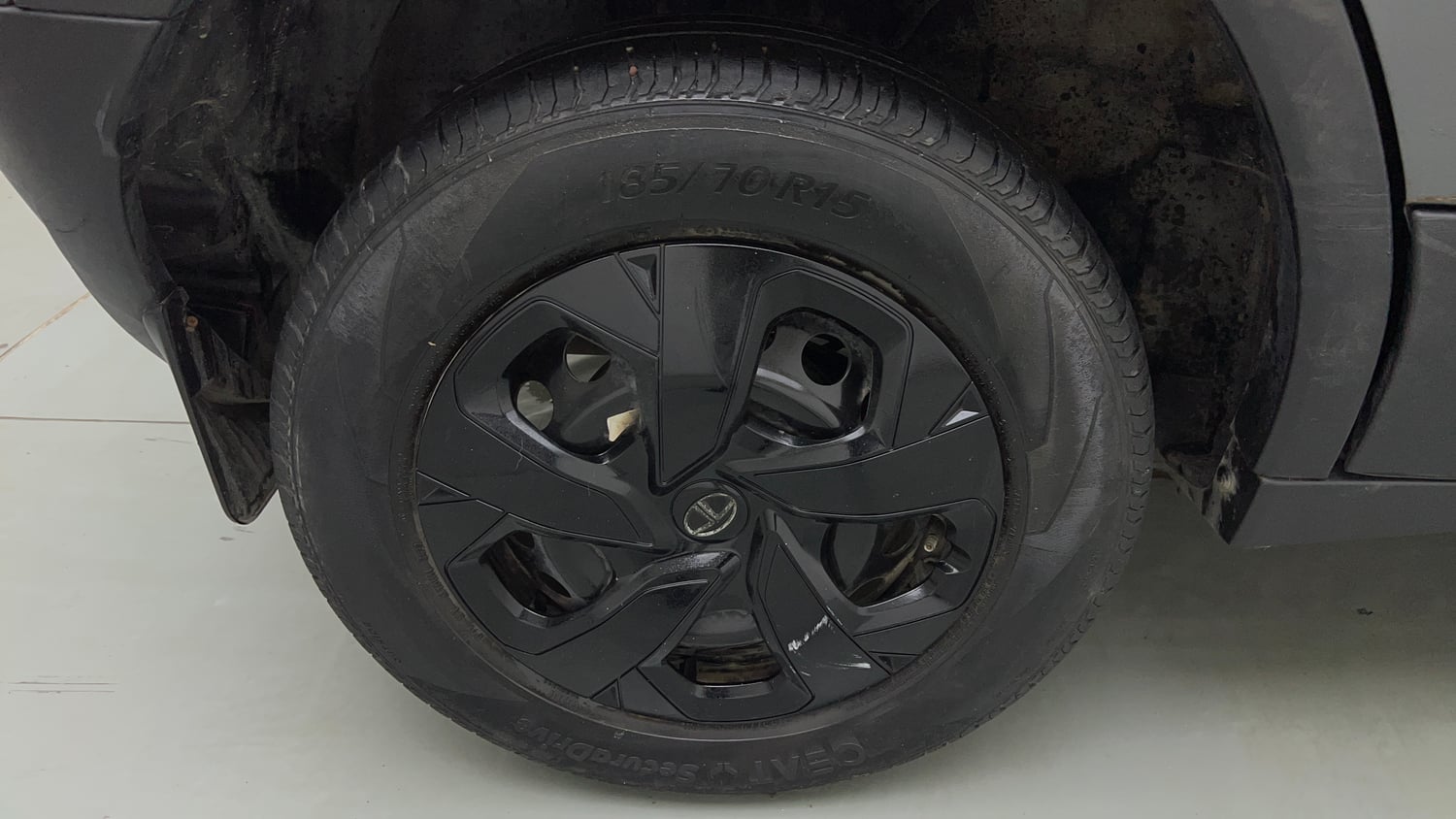 Used 2022 Tata Punch Adventure Rhythm Pack MT Petrol Manual tyres RIGHT REAR TYRE RIM VIEW