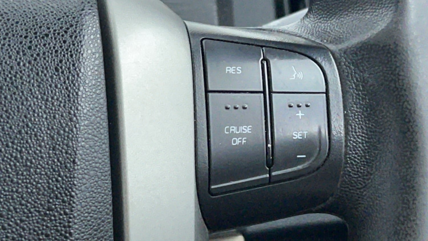 Used 2015 Mahindra XUV500 W6 Diesel Manual top_features Cruise control