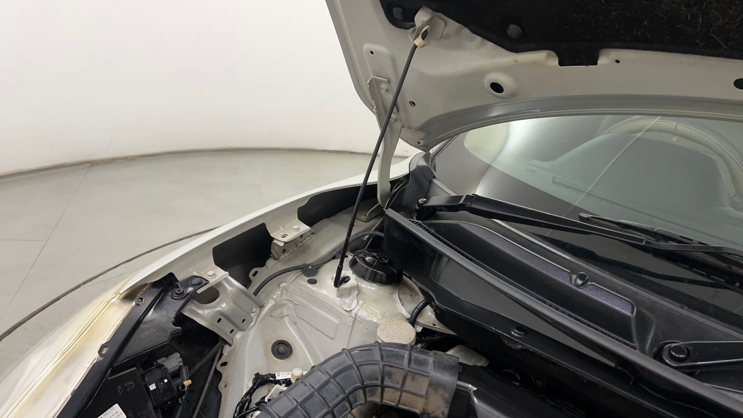 Used 2019 Maruti Suzuki Dzire VXi Petrol Manual engine ENGINE RIGHT SIDE HINGE & APRON VIEW
