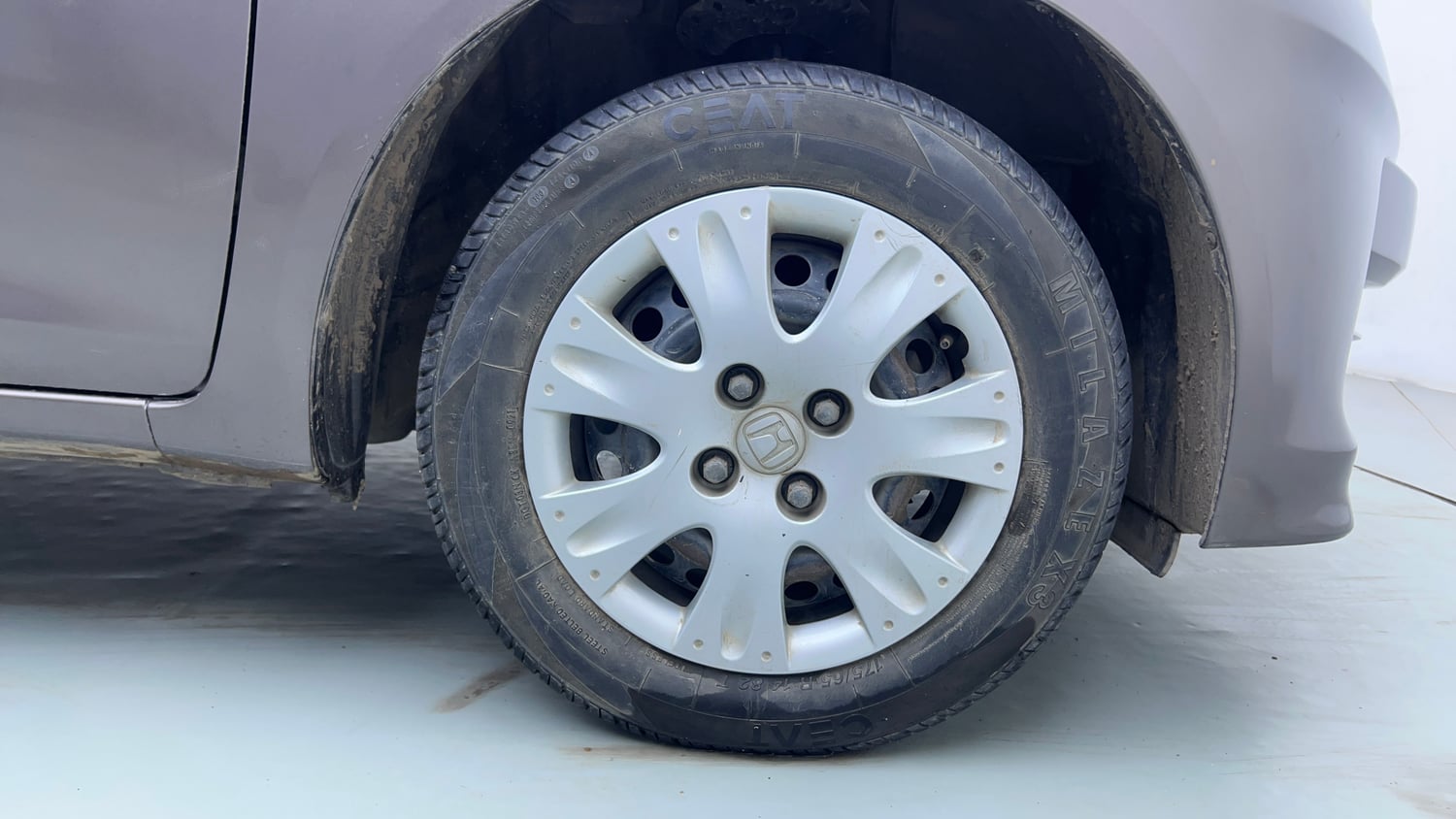 Used 2015 Honda Amaze 1.2 S i-VTEC Petrol Manual tyres RIGHT FRONT TYRE RIM VIEW
