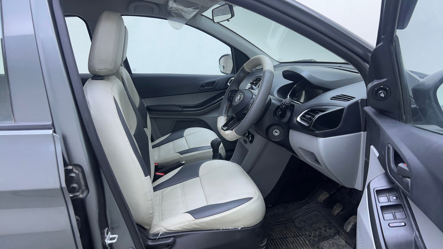 Used 2021 Tata Tiago XT Petrol Manual interior RIGHT SIDE FRONT DOOR CABIN VIEW