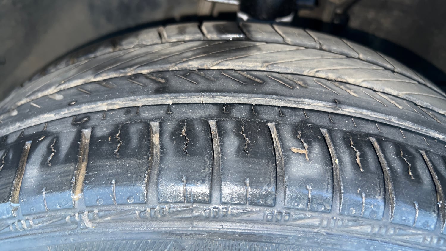 Used 2015 Volkswagen Polo Highline1.2L (P) Petrol Manual tyres LEFT FRONT TYRE TREAD VIEW