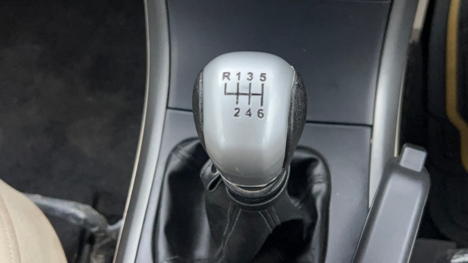 Used 2015 Mahindra XUV500 W6 Diesel Manual interior GEAR  KNOB VIEW