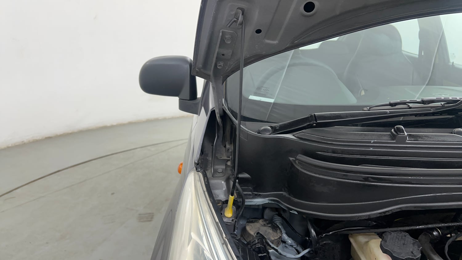 Used 2016 Hyundai Eon Magna + Petrol Manual engine ENGINE RIGHT SIDE HINGE & APRON VIEW