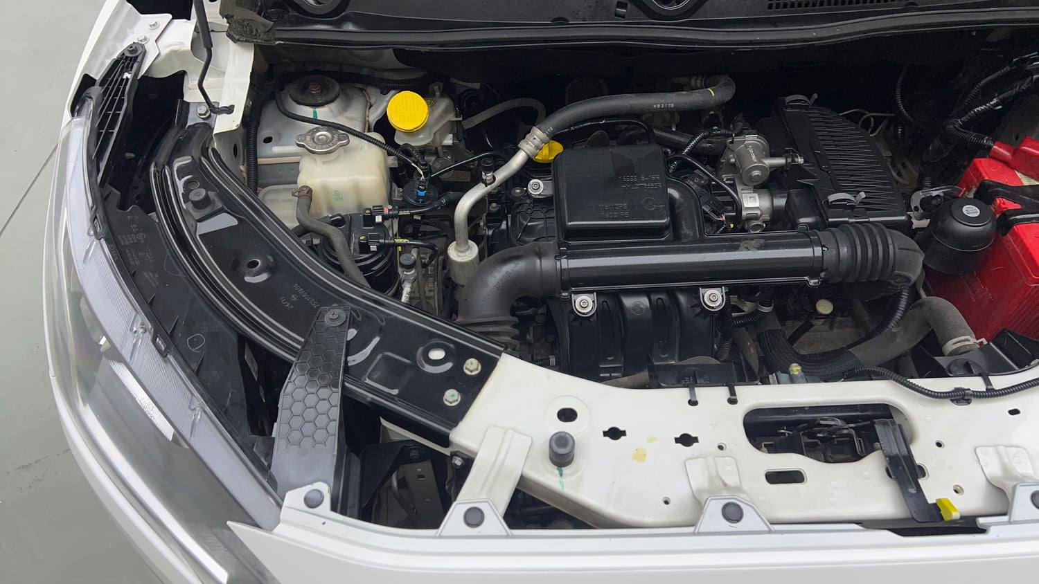 Used 2023 Nissan Magnite XE Petrol Manual engine ENGINE RIGHT SIDE VIEW