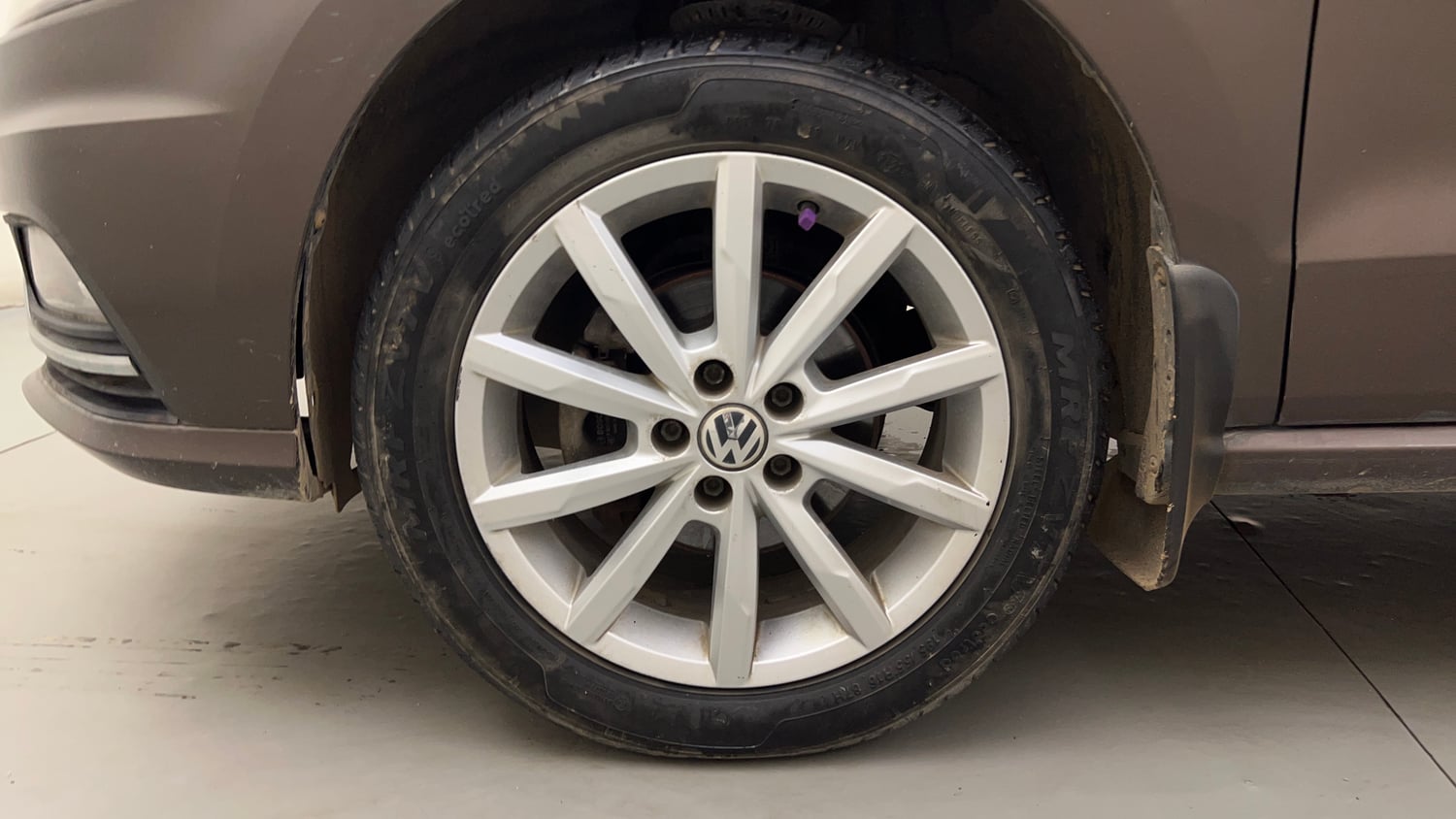Used 2017 Volkswagen Ameo Highline1.2L Plus (P) 16 Alloy Petrol Manual tyres LEFT FRONT TYRE RIM VIEW