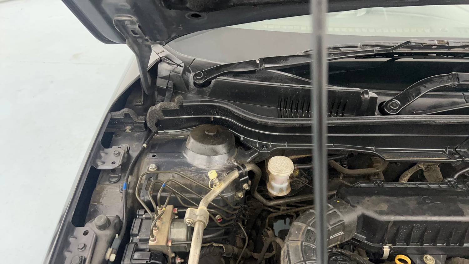 Used 2021 maruti-suzuki Vitara Brezza ZXi Plus Petrol Manual engine ENGINE RIGHT SIDE HINGE & APRON VIEW