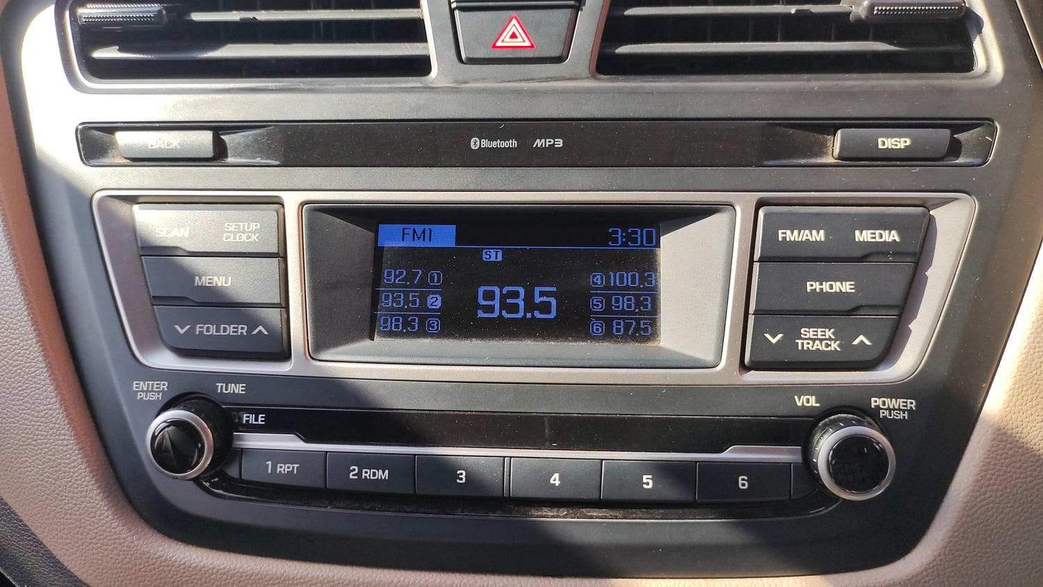 Used 2015 Hyundai Elite i20 Magna 1.2 Petrol Manual top_features Integrated (in-dash) music system