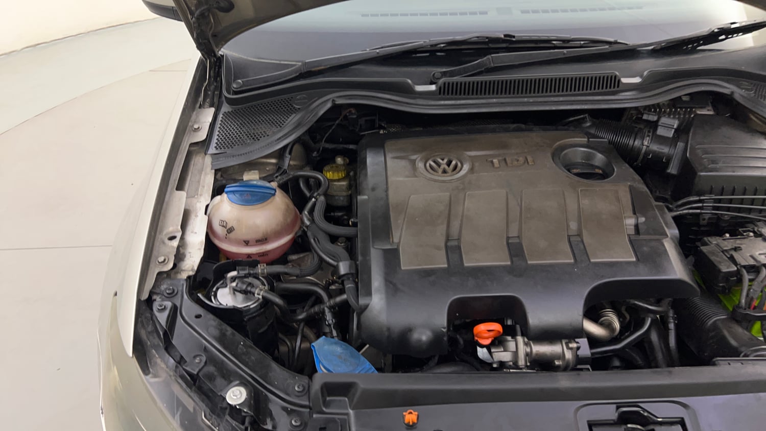 Used 2013 Volkswagen Vento Comfortline Diesel Diesel Manual engine ENGINE RIGHT SIDE HINGE & APRON VIEW