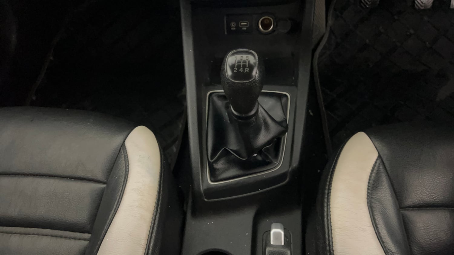 Used 2015 Hyundai Elite i20 Magna 1.2 Petrol Manual interior GEAR  KNOB VIEW