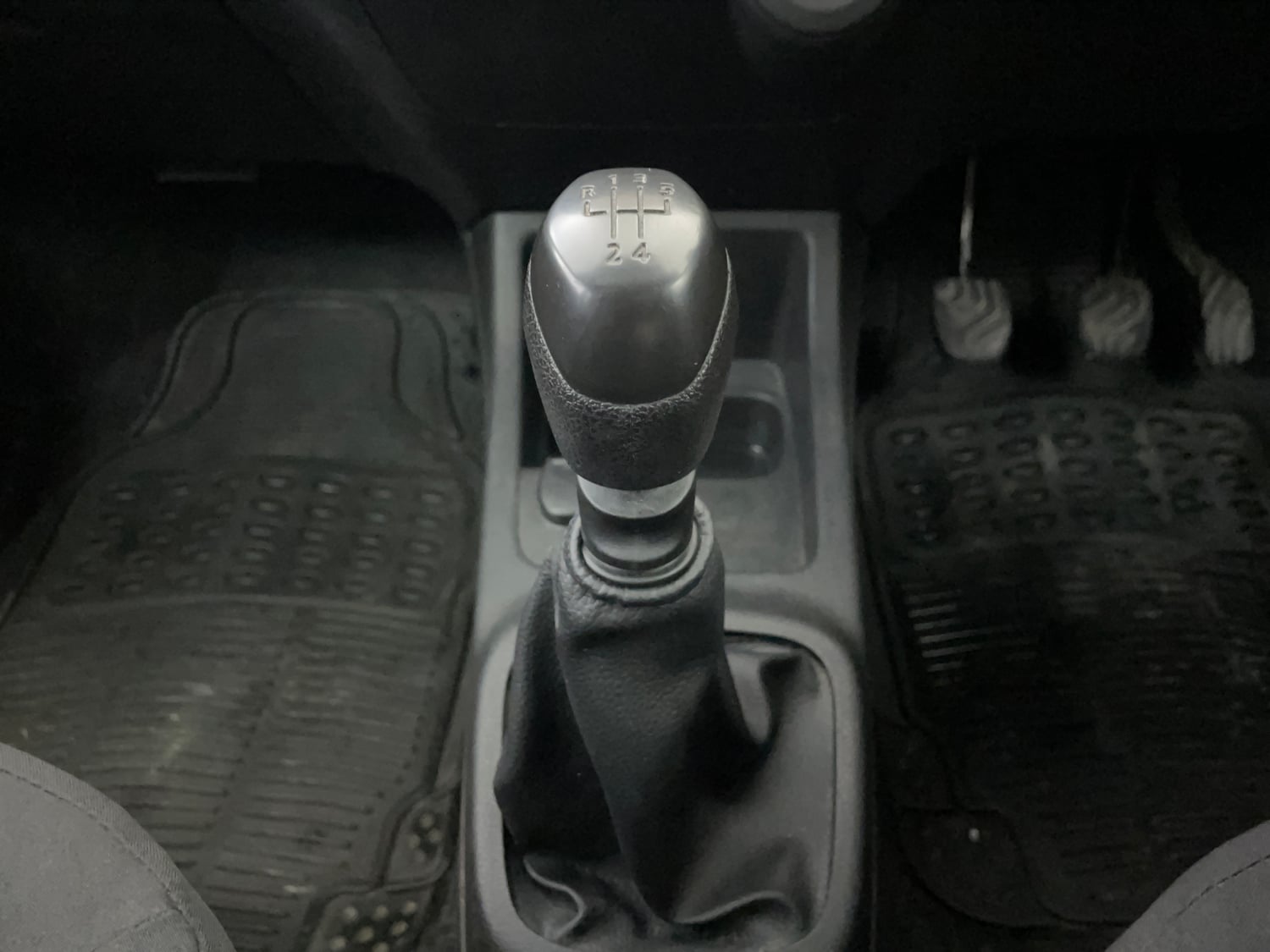Used 2017 Renault Kwid RXT (O) 1.0 SCE Edition Petrol Manual interior GEAR  KNOB VIEW