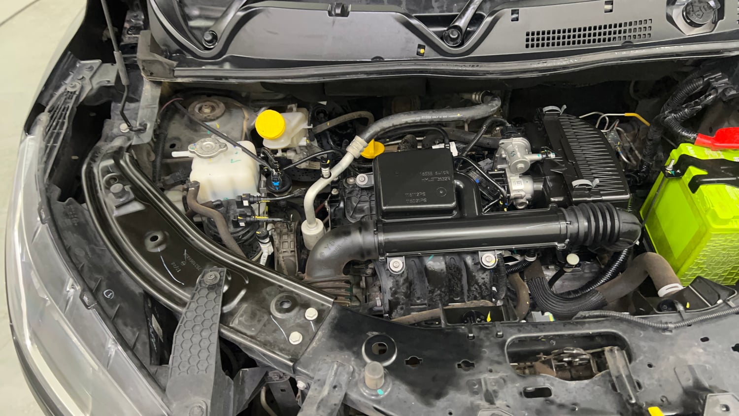 Used 2024 Nissan Magnite XE Petrol Manual engine ENGINE RIGHT SIDE VIEW