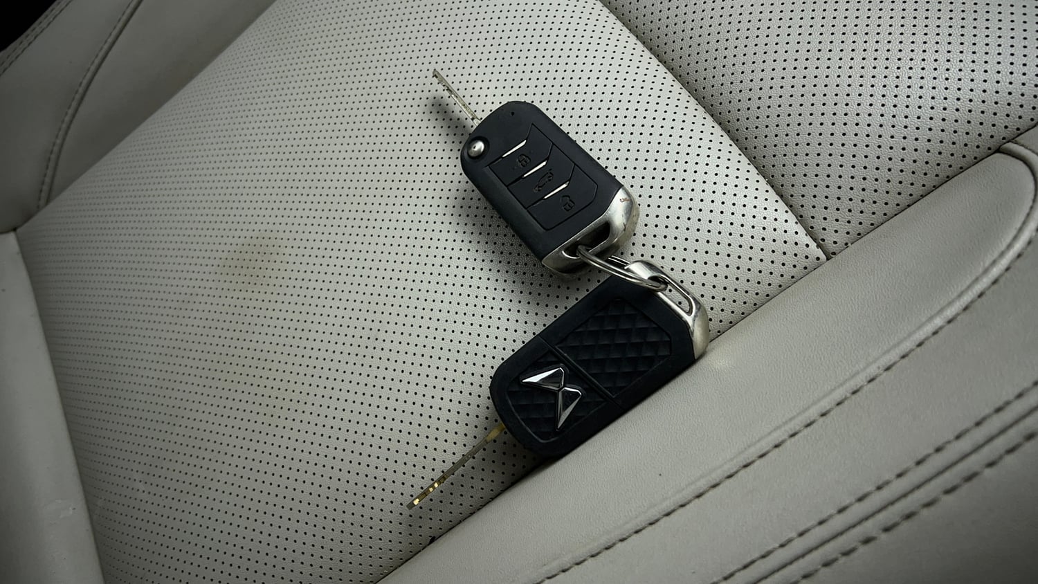 Used 2022 Mahindra XUV700 AX 7 Petrol AT Luxury Pack 7 STR Petrol Automatic extra CAR KEY VIEW