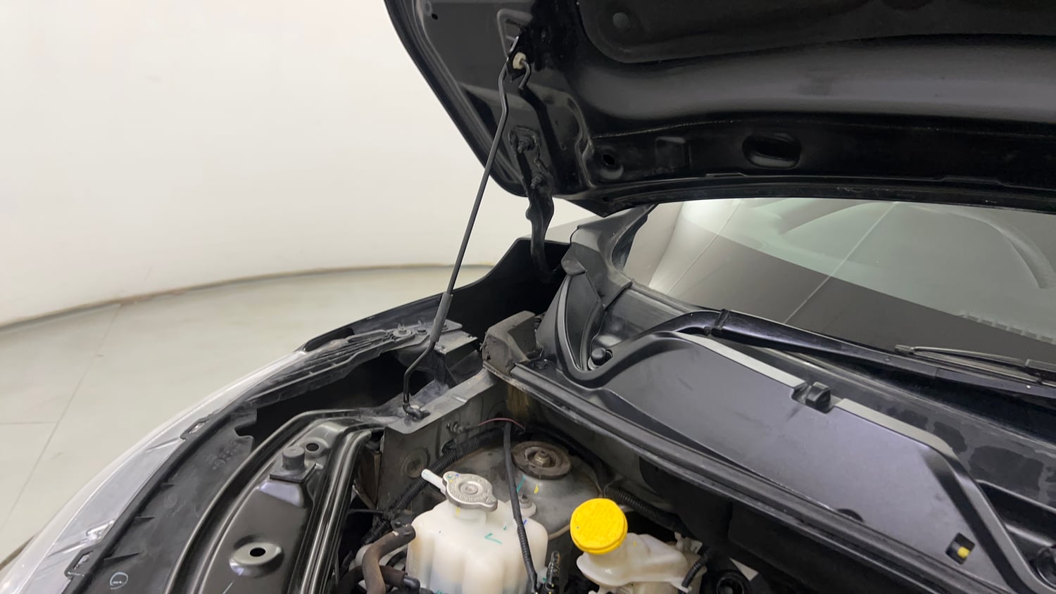 Used 2024 Nissan Magnite XE Petrol Manual engine ENGINE RIGHT SIDE HINGE & APRON VIEW