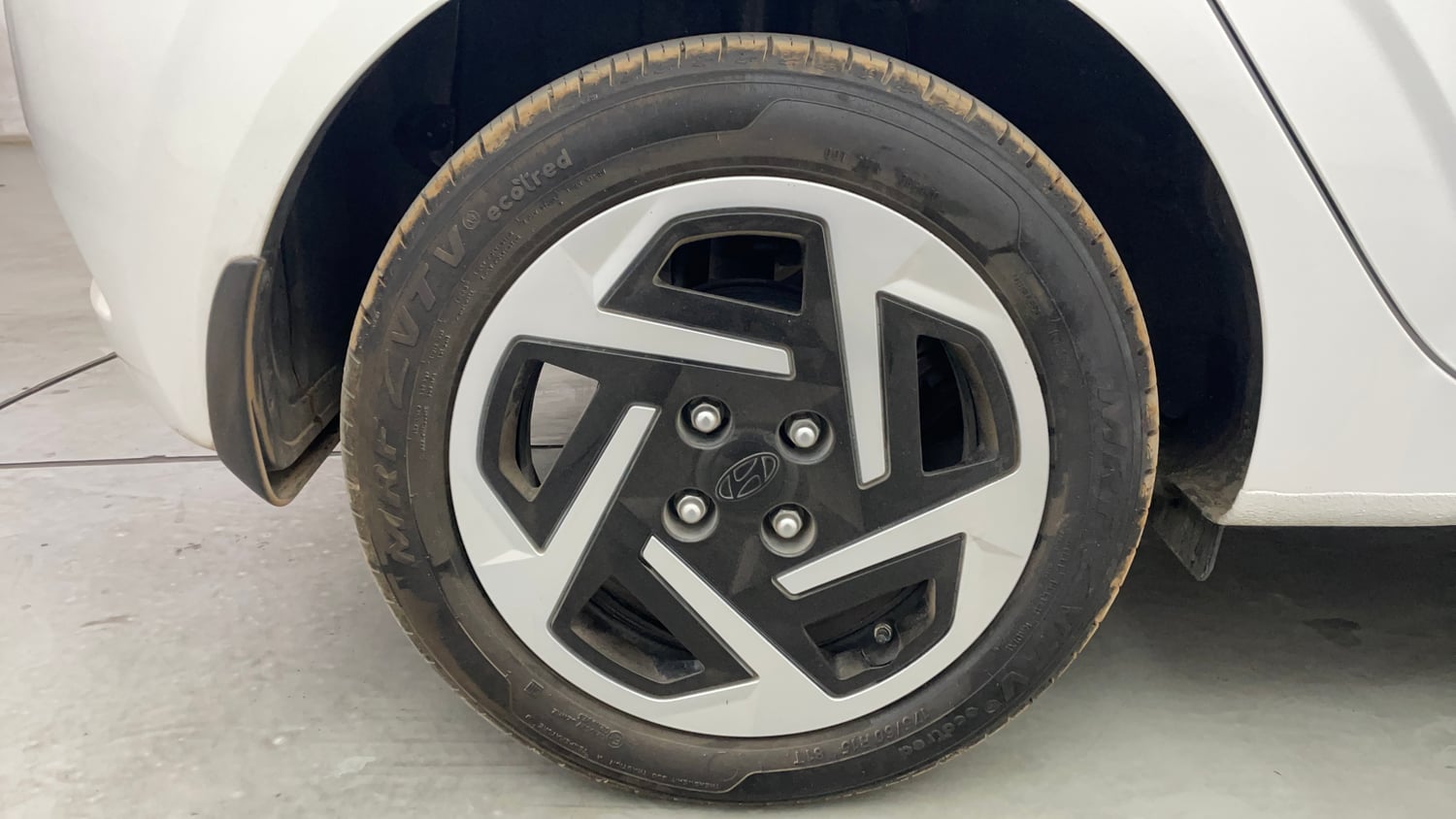 Used 2025 Hyundai Grand i10 Nios Sportz 1.2 Kappa AMT Petrol Automatic tyres RIGHT REAR TYRE RIM VIEW