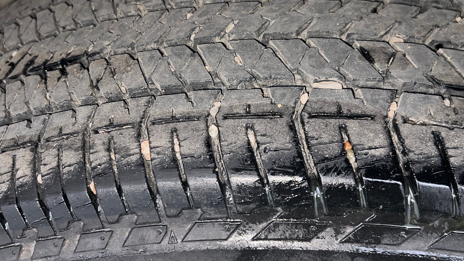 Used 2015 Mahindra XUV500 W6 Diesel Manual tyres LEFT REAR TYRE TREAD VIEW