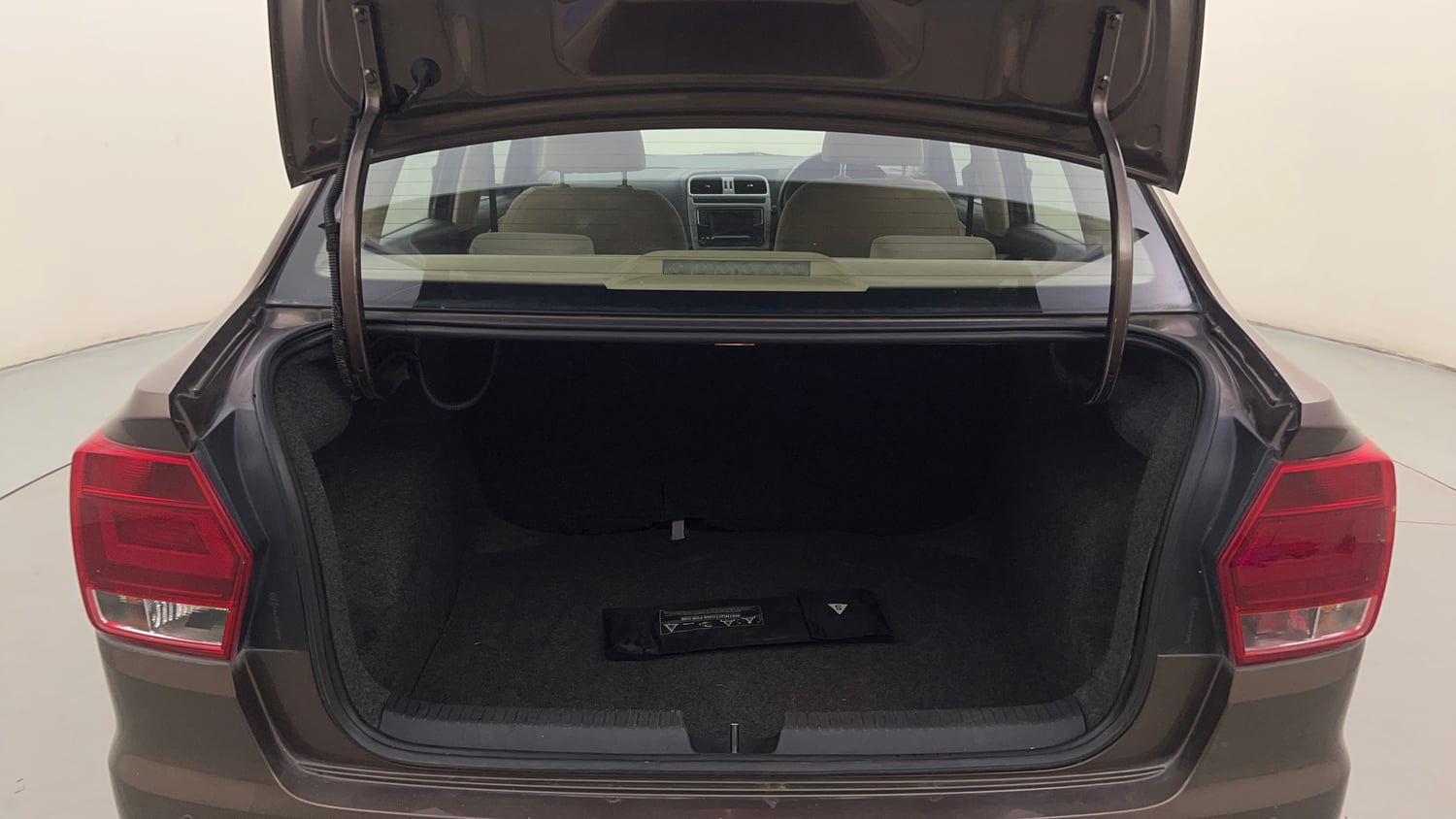 Used 2017 Volkswagen Ameo Highline1.2L Plus (P) 16 Alloy Petrol Manual interior DICKY INSIDE VIEW