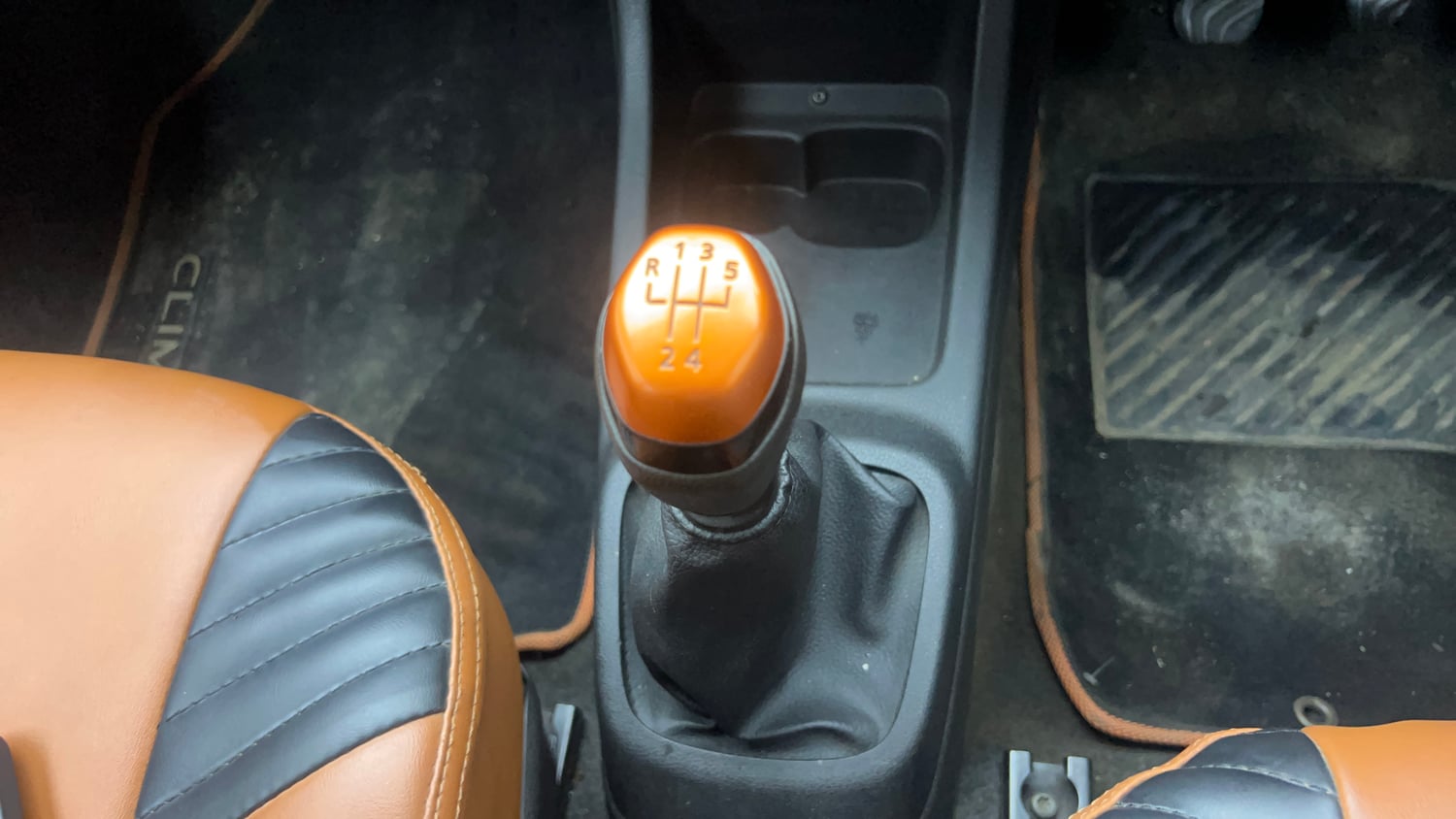 Used 2017 Renault Kwid CLIMBER 1.0 Petrol Manual interior GEAR  KNOB VIEW