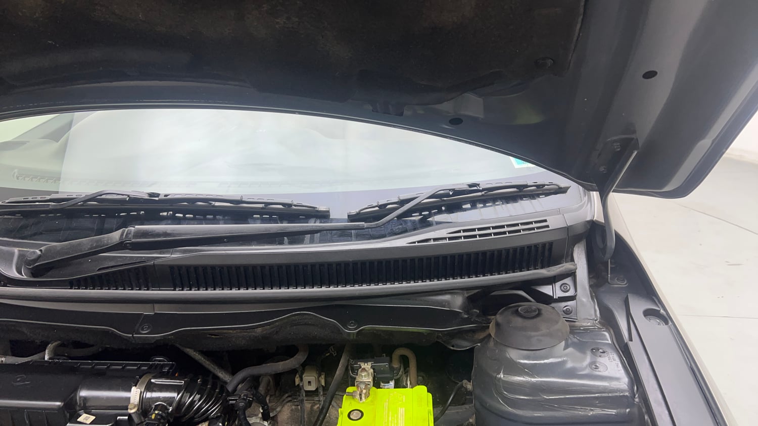 Used 2022 Maruti Suzuki Ciaz Alpha 1.5 Petrol Manual engine ENGINE LEFT SIDE HINGE & APRON VIEW