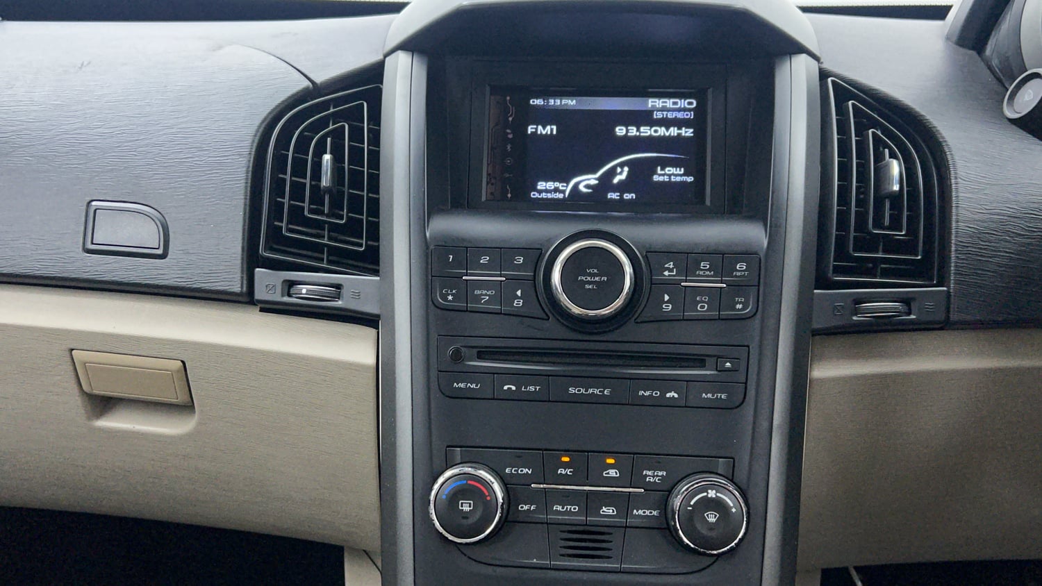 Used 2015 Mahindra XUV500 W6 Diesel Manual interior MUSIC SYSTEM & AC CONTROL VIEW