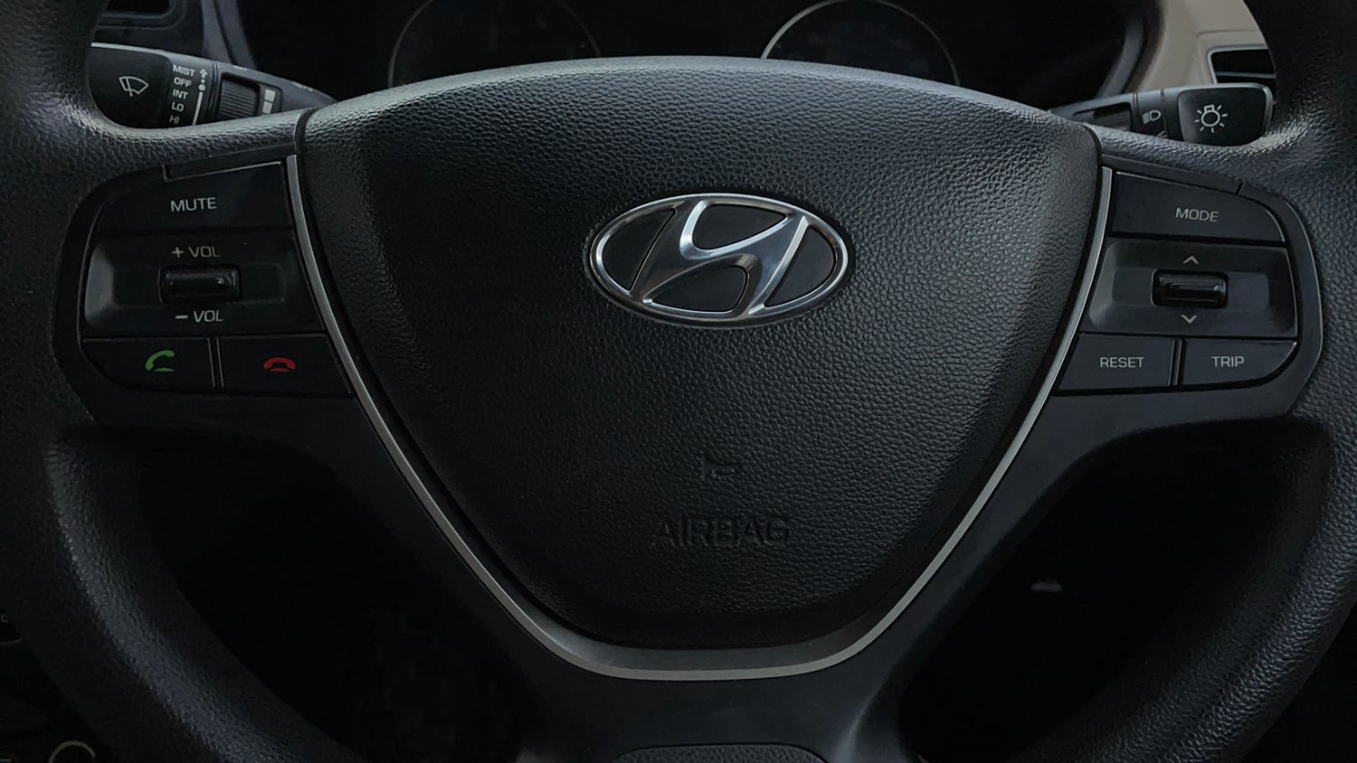 Used 2015 Hyundai Elite i20 Sportz 1.2 Petrol Manual top_features Airbags