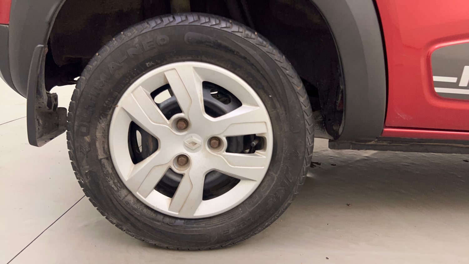 Used 2018 Renault Kwid 1.0 RXT Petrol Manual tyres RIGHT REAR TYRE RIM VIEW