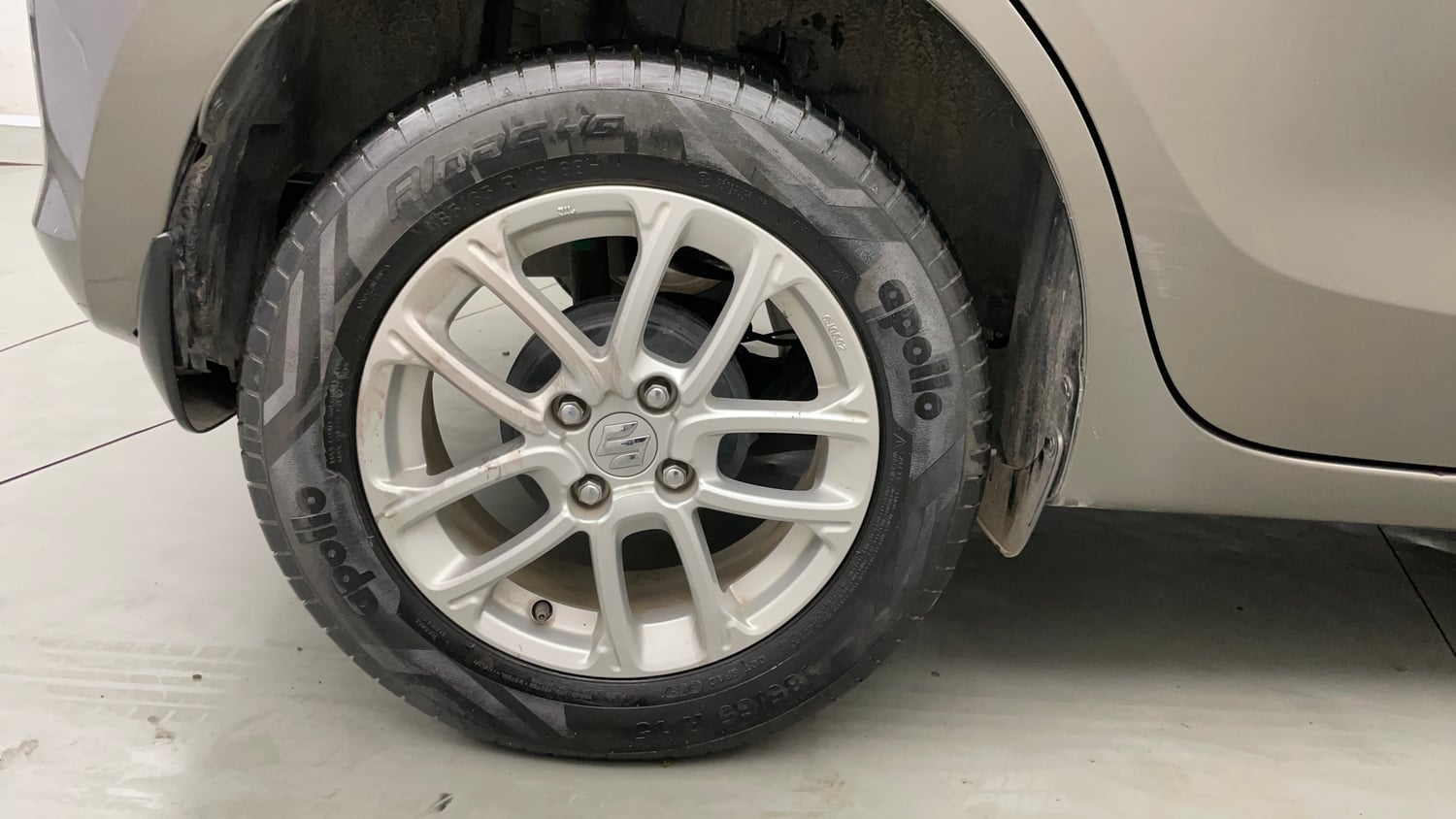 Used 2018 Maruti Suzuki Swift ZXi AMT Petrol Automatic tyres RIGHT REAR TYRE RIM VIEW