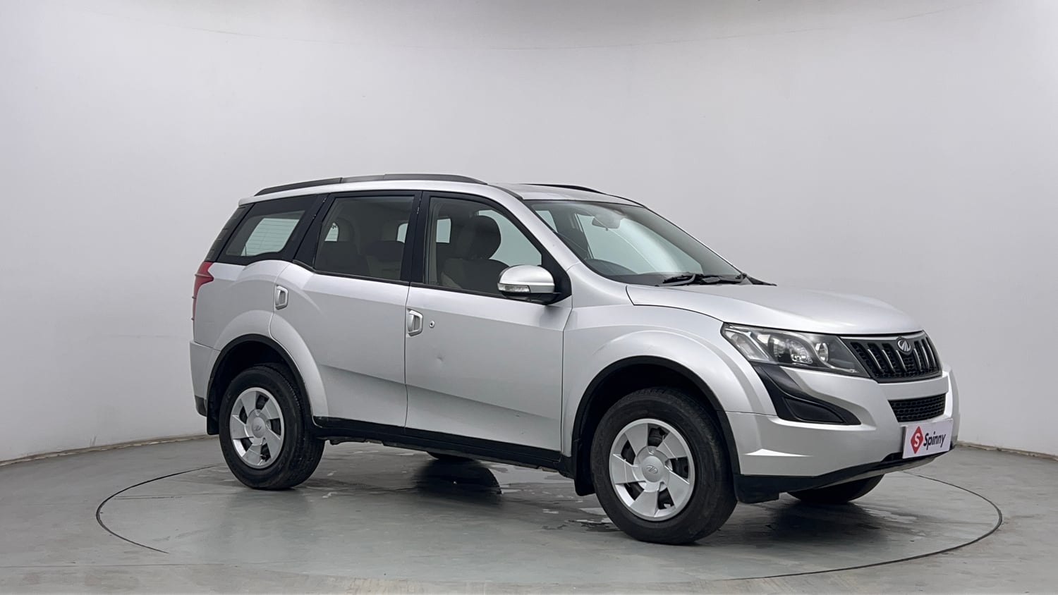 Used 2015 Mahindra XUV500 W6 Diesel Manual exterior RIGHT FRONT CORNER VIEW