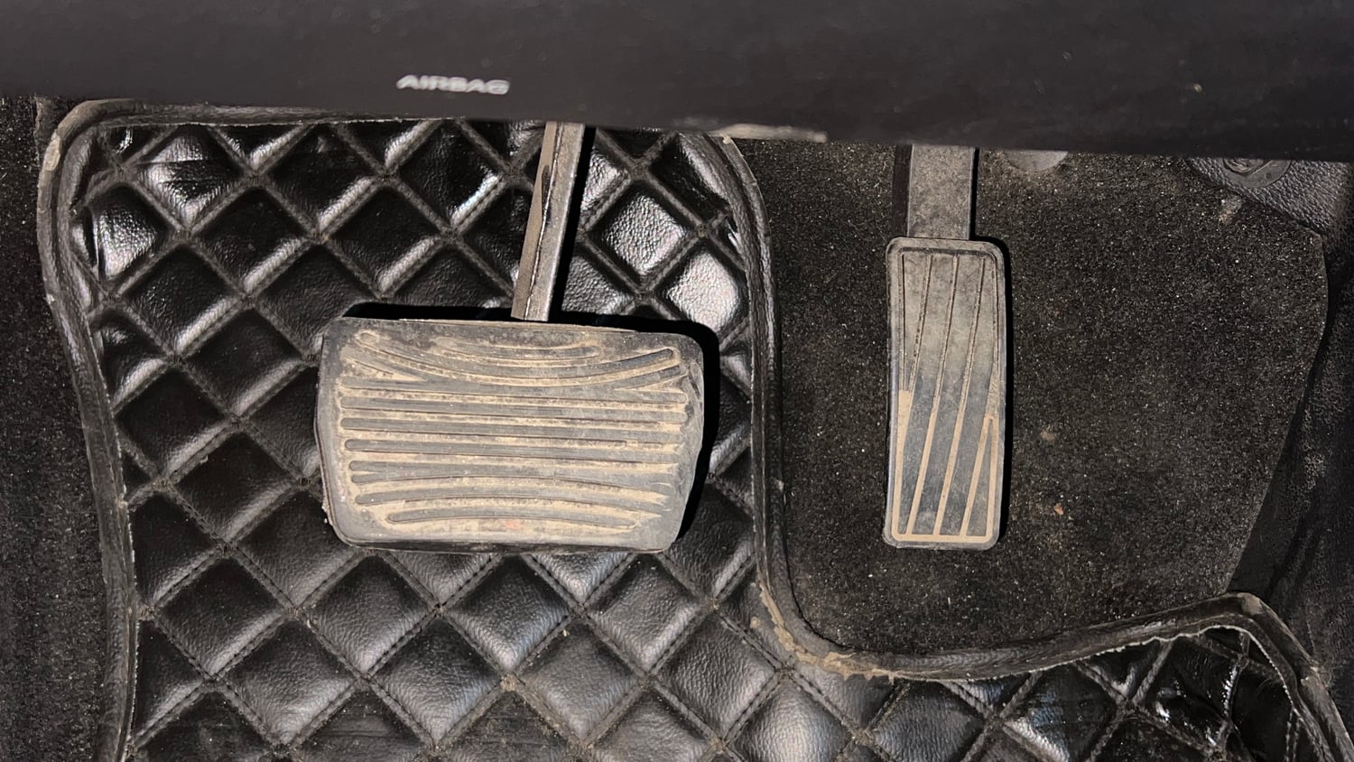 Used 2022 Mahindra XUV700 AX 7 Petrol AT Luxury Pack 7 STR Petrol Automatic interior PEDALS VIEW
