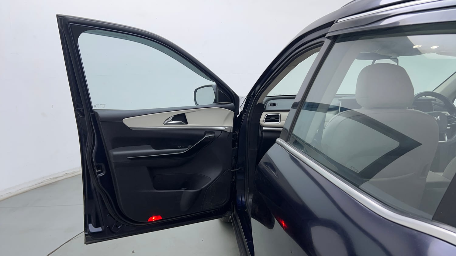 Used 2022 Mahindra XUV700 AX 7 Petrol AT Luxury Pack 7 STR Petrol Automatic interior LEFT FRONT DOOR OPEN VIEW