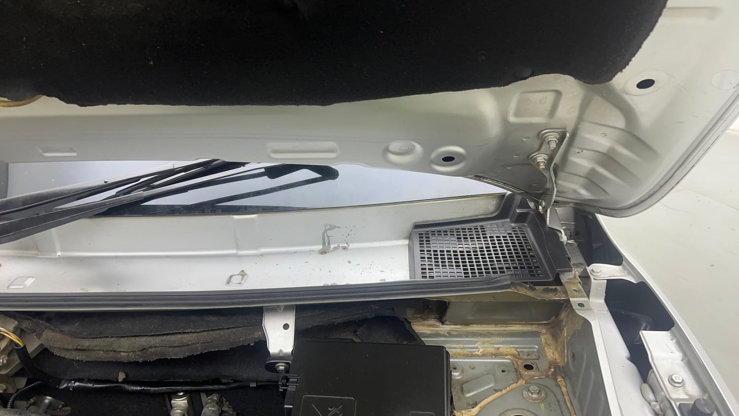 Used 2016 Renault Kwid RXT Petrol Manual engine ENGINE LEFT SIDE HINGE & APRON VIEW