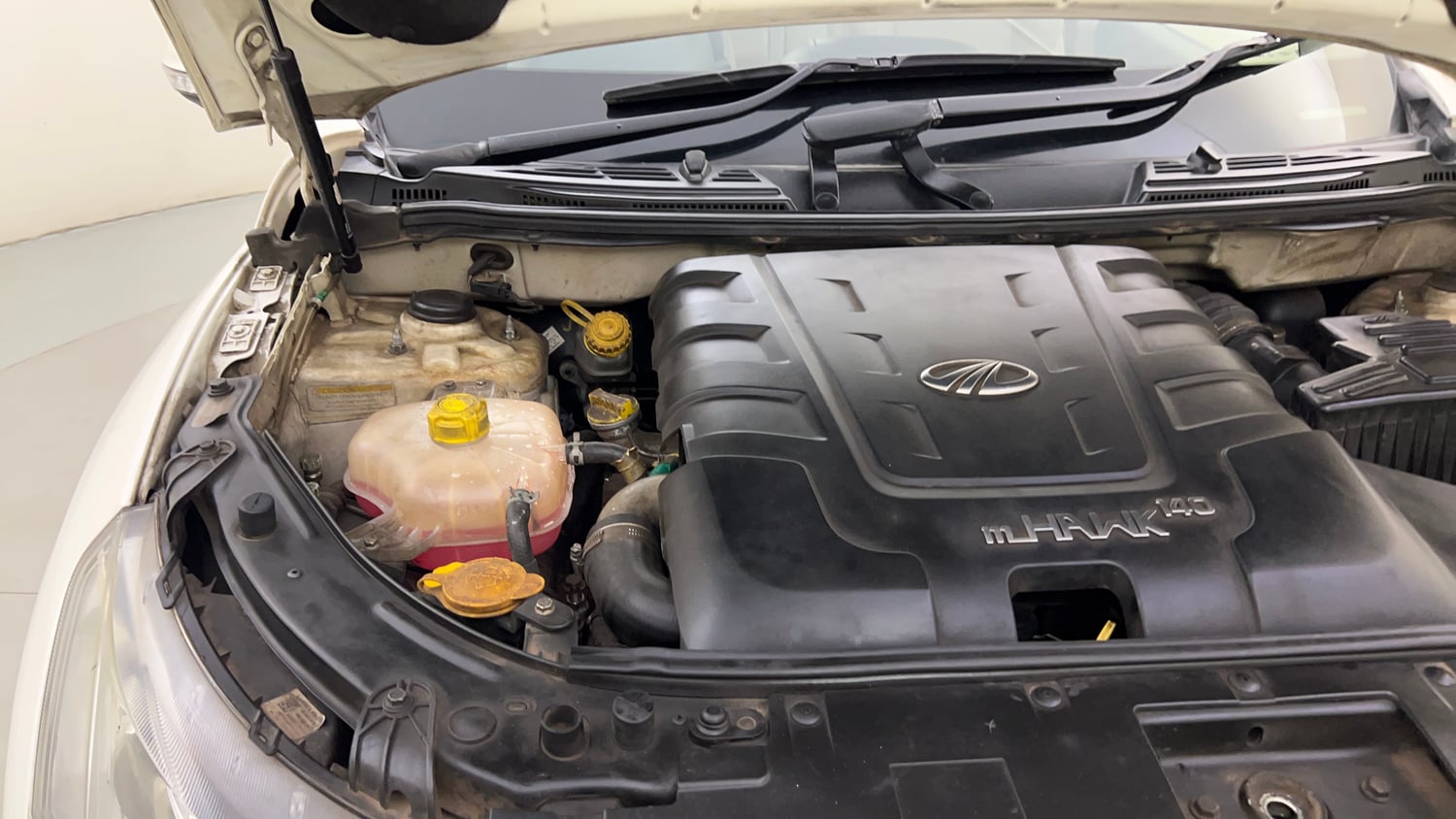 Used 2016 Mahindra XUV500 W10 AT Diesel Automatic engine ENGINE RIGHT SIDE HINGE & APRON VIEW