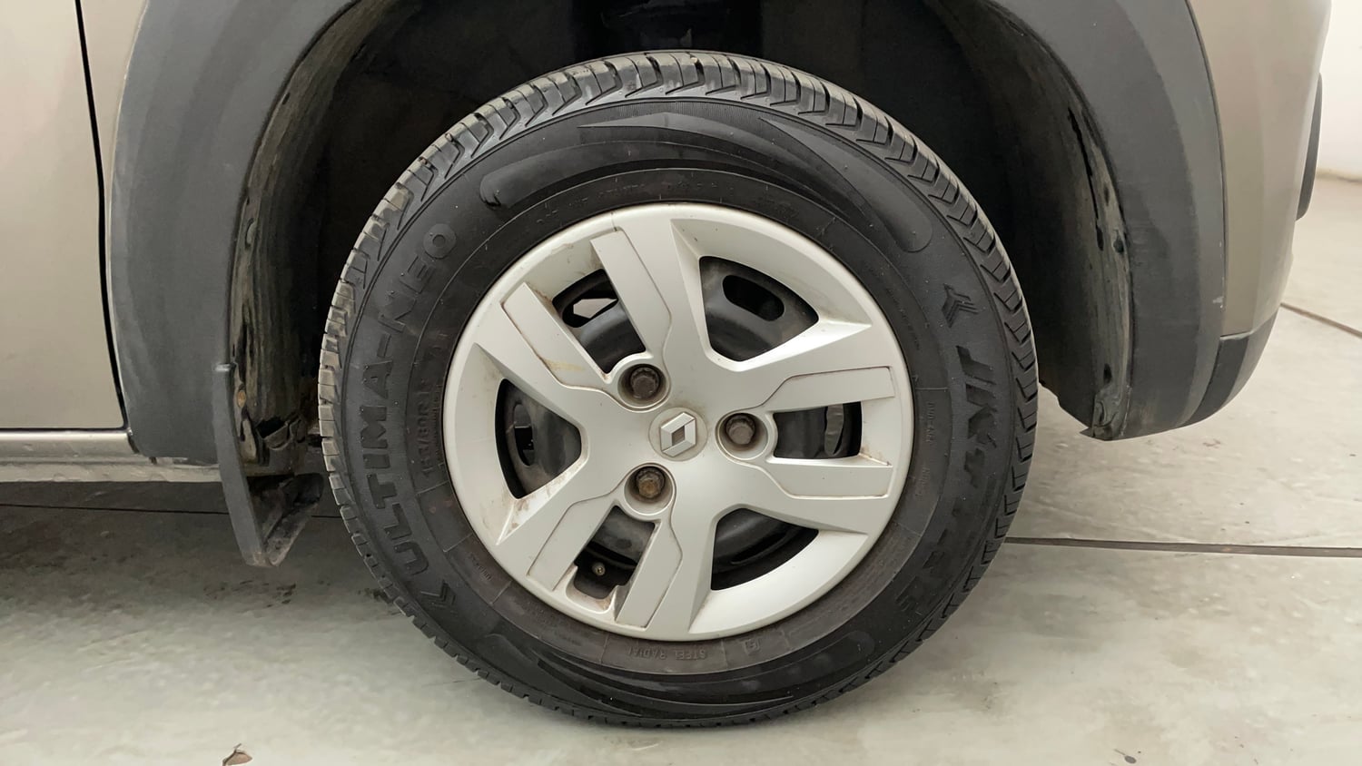Used 2017 Renault Kwid RXT (O) 1.0 SCE Edition Petrol Manual tyres RIGHT FRONT TYRE RIM VIEW