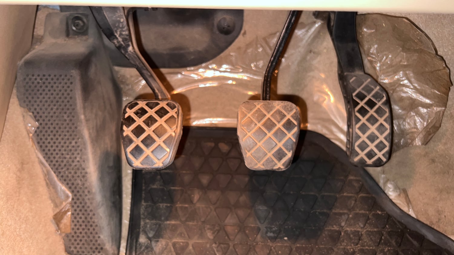Used 2017 Volkswagen Ameo Highline1.2L Plus (P) 16 Alloy Petrol Manual interior PEDALS VIEW