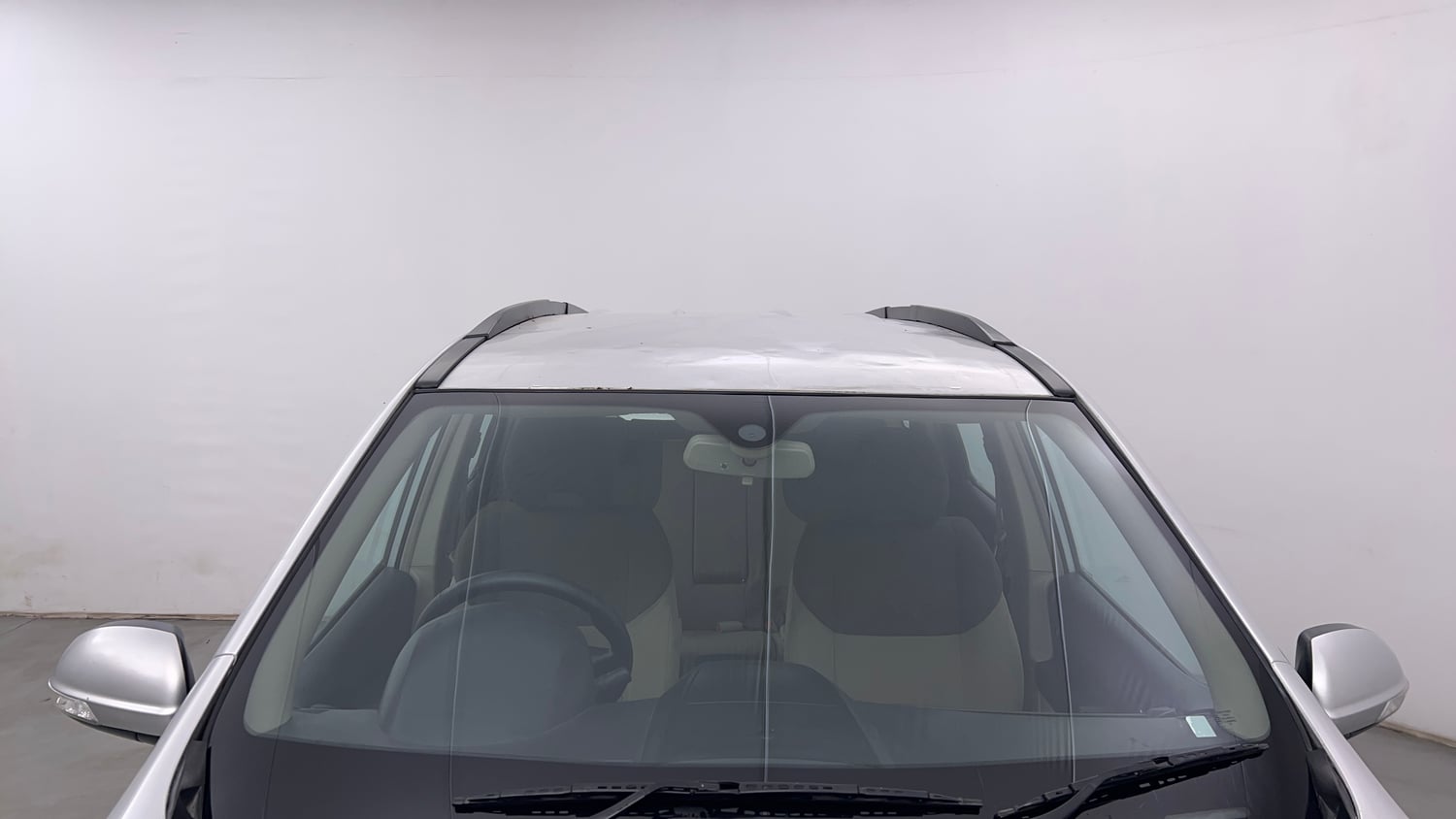 Used 2015 Mahindra XUV500 W6 Diesel Manual exterior FRONT WINDSHIELD VIEW