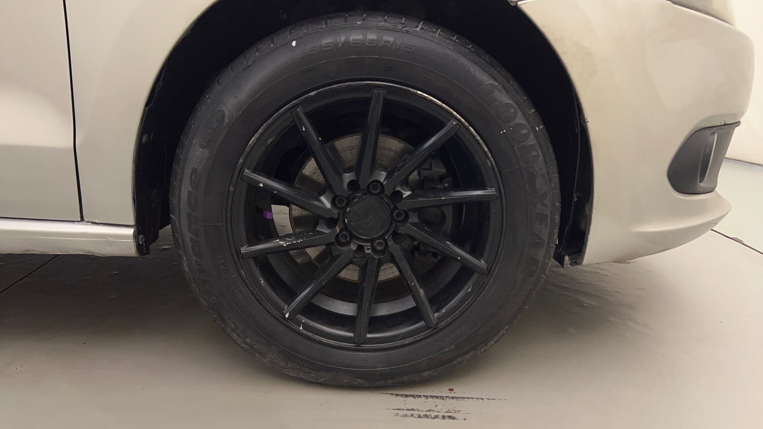 Used 2013 Volkswagen Vento Comfortline Diesel Diesel Manual tyres RIGHT FRONT TYRE RIM VIEW
