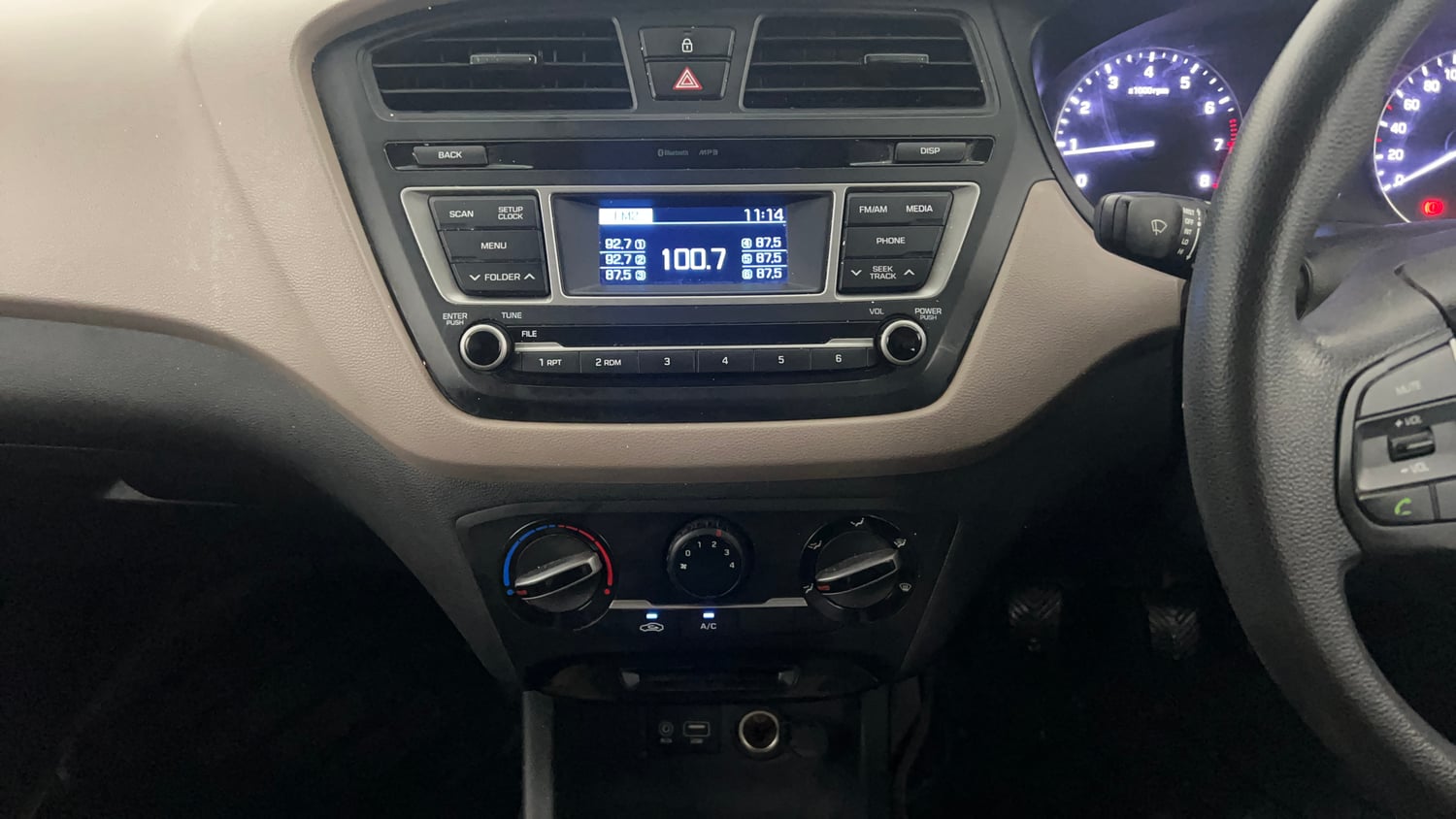 Used 2015 Hyundai Elite i20 Magna 1.2 Petrol Manual interior MUSIC SYSTEM & AC CONTROL VIEW