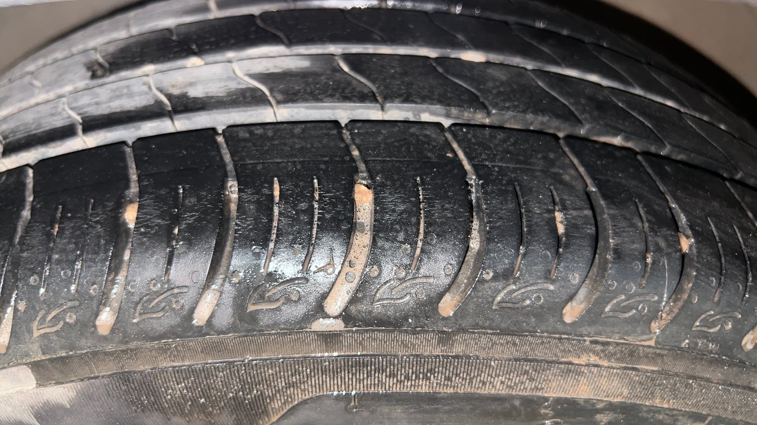 Used 2017 Volkswagen Ameo Highline1.2L Plus (P) 16 Alloy Petrol Manual tyres LEFT FRONT TYRE TREAD VIEW