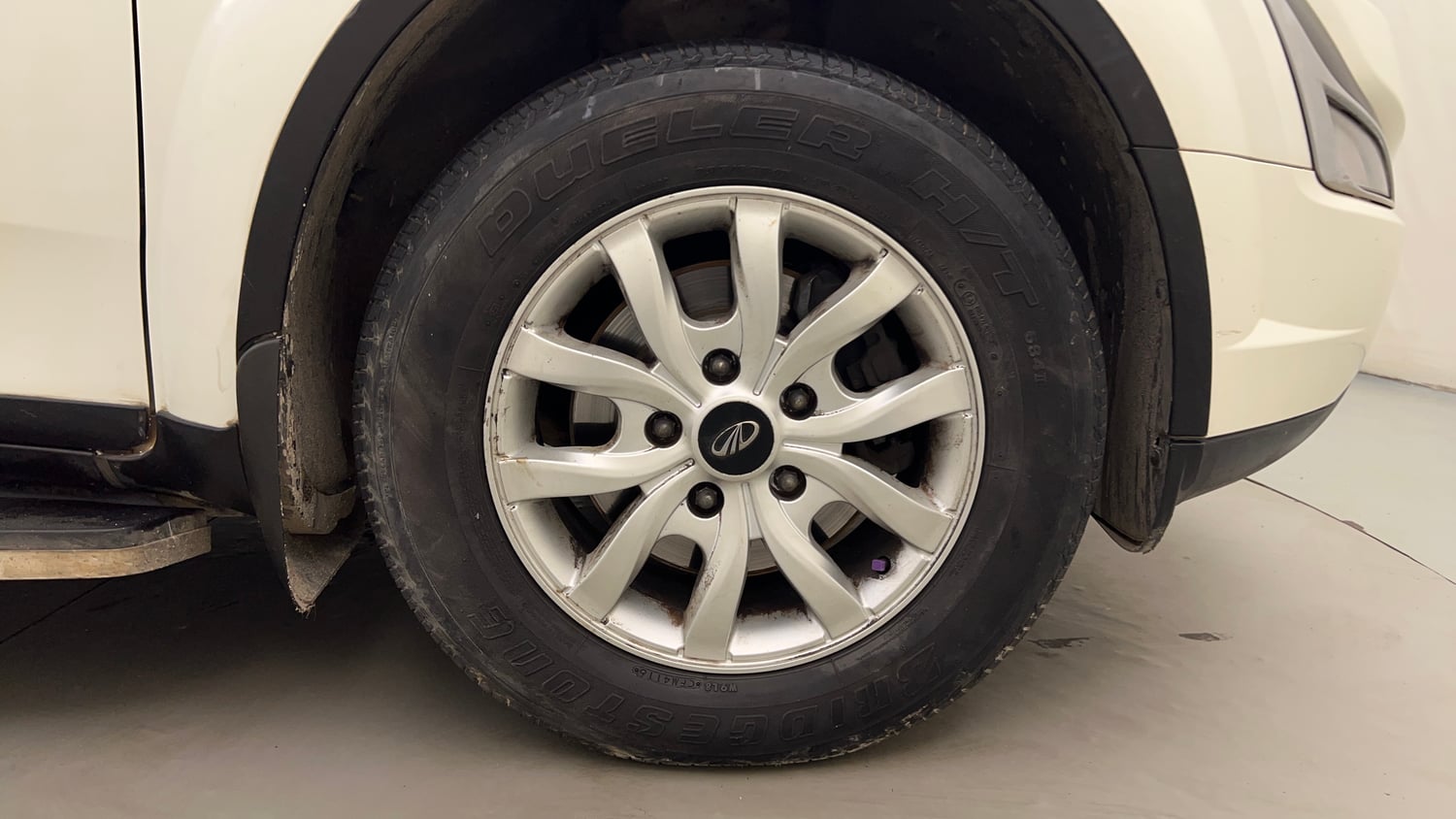 Used 2016 Mahindra XUV500 W10 AT Diesel Automatic tyres RIGHT FRONT TYRE RIM VIEW